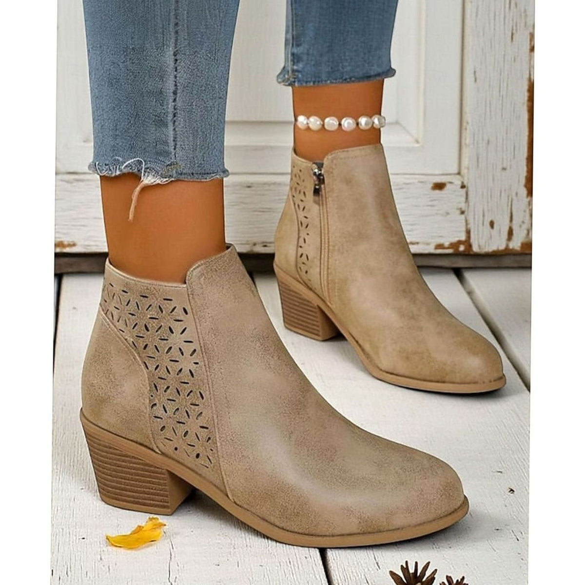 Damen-Stiefeletten mit Cut-outs und niedrigem Blockabsatz