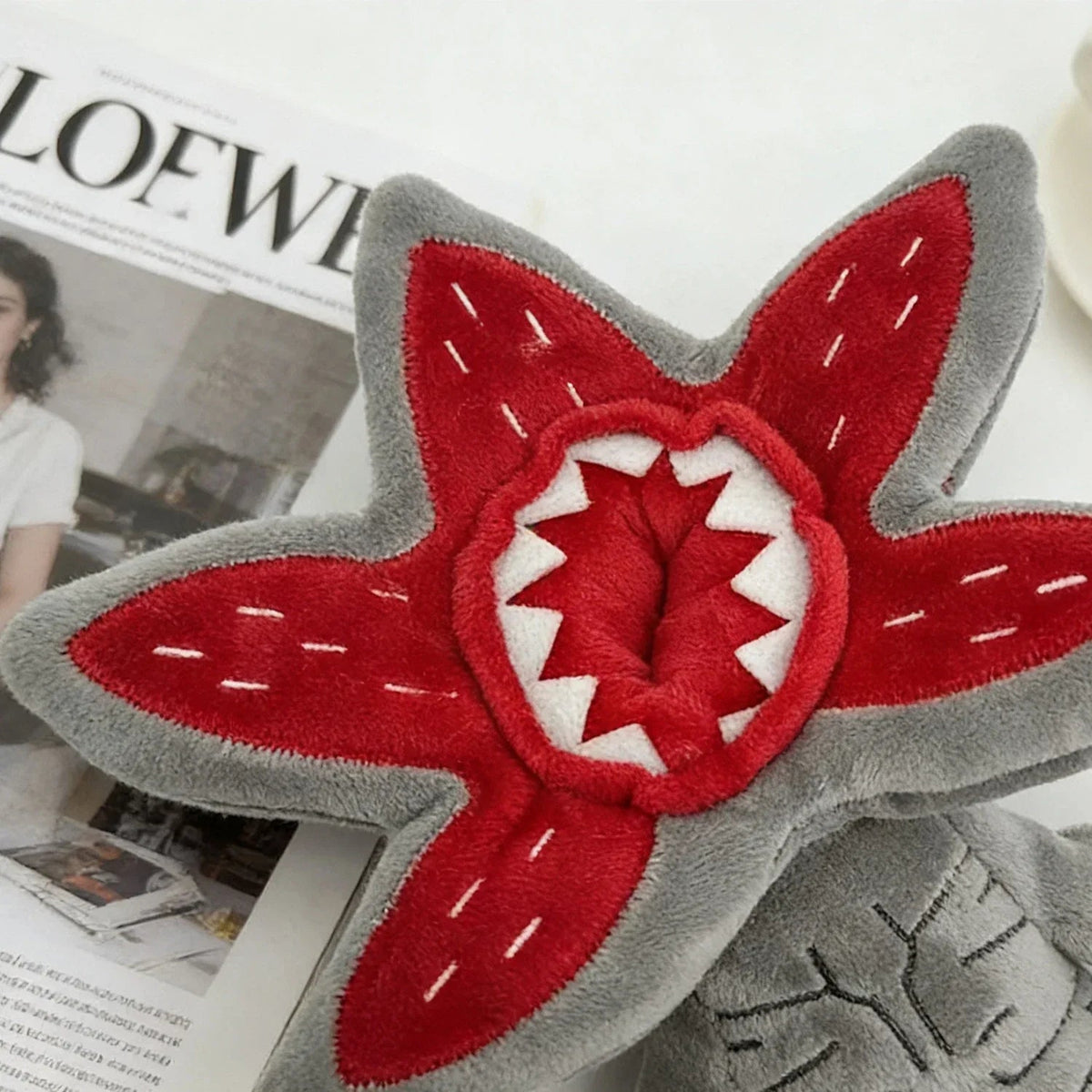 Demogorgon Plüschtier 25 cm – Graues, weiches Monster zu Halloween für Kinder 3