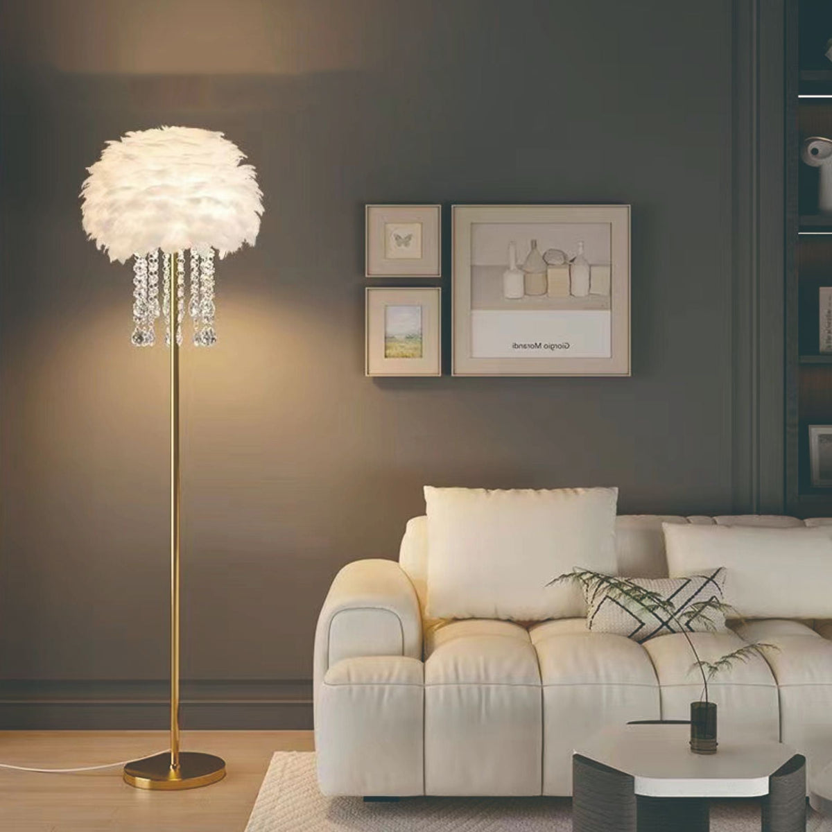 Elegante Stehlampe im skandinavischen Stil mit Federn und Kristall