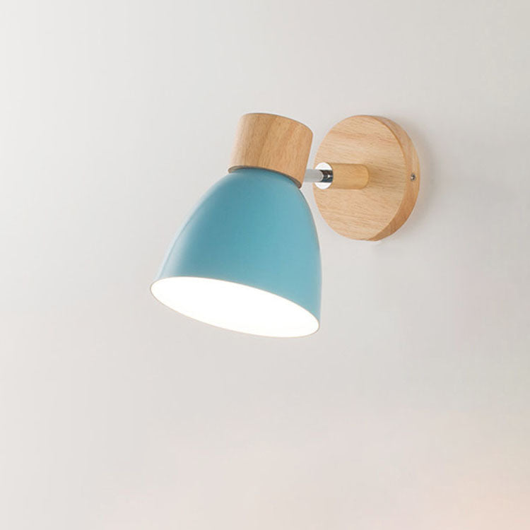 Wandlampe mit konischem Schirm, Holzelement und Metallrahmen – modernes, minimalistisches Design für den Innenbereich