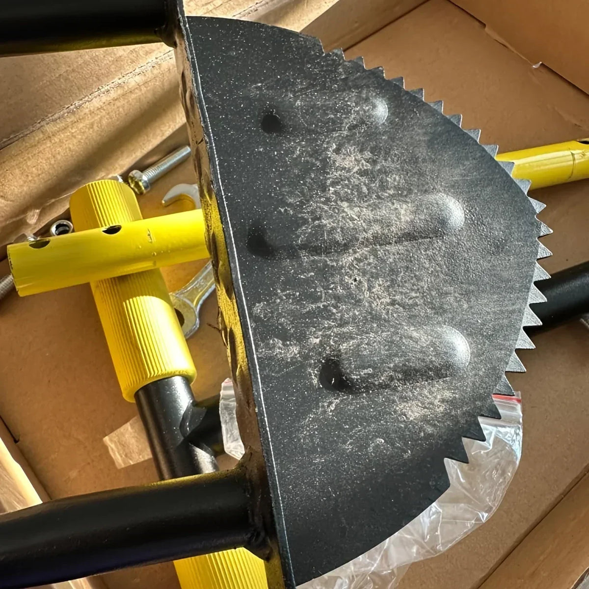 Rasenkantenstecher mit halbmondförmiger, gewellter Klinge | Handwerkzeug für saubere Rasenkanten und Beete