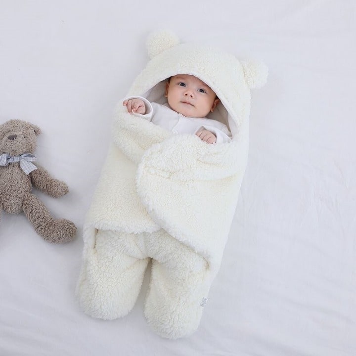 Kapuzen-Fleece-Babydecke im Pucksack-Design