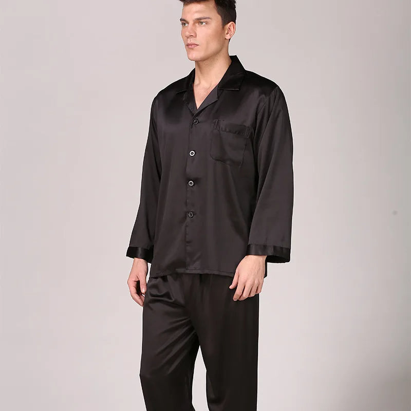 Bequemer Seidenpyjama