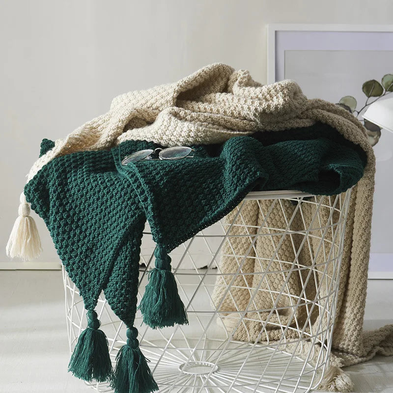Gestrickte Wolldecke mit Fransen