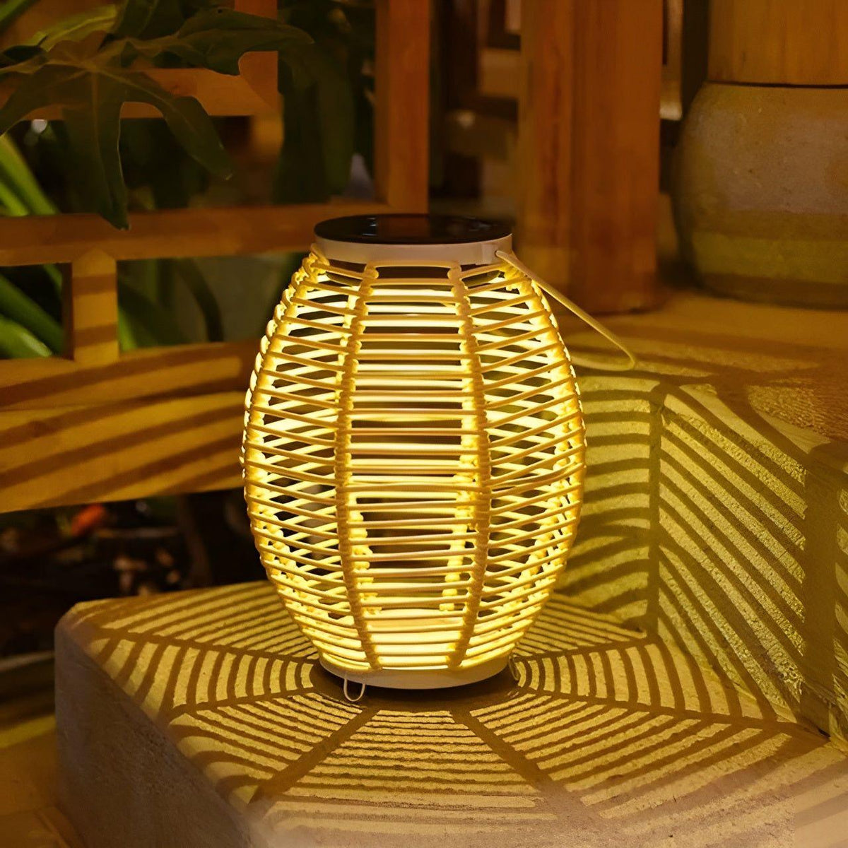Outdoor-Rattan-Solargartenlampe mit automatischer Beleuchtung