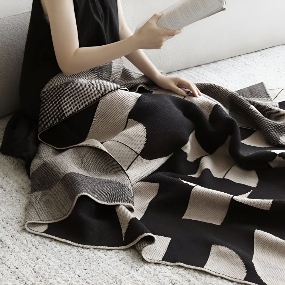 Monochrome geometrische Decke