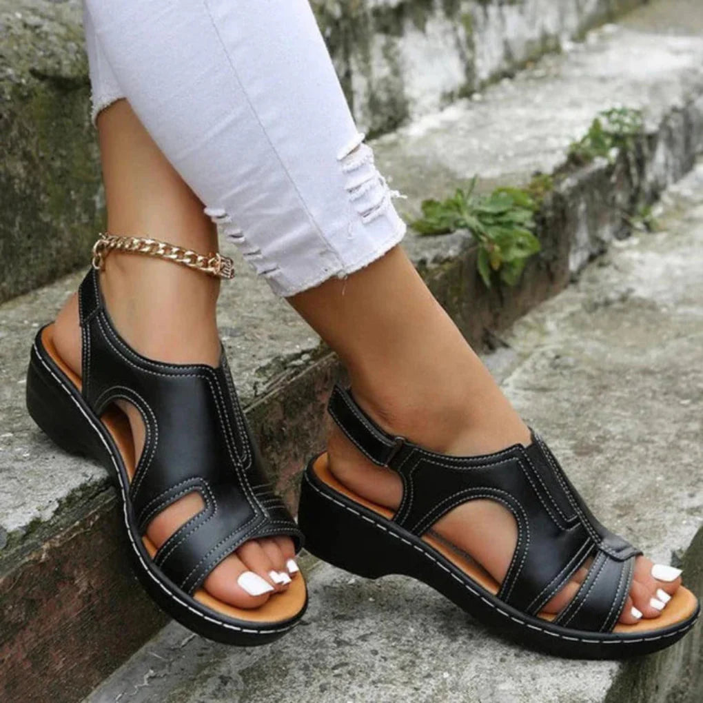 Damen Keilsandalen mit offener Spitze und Knöchelriemen