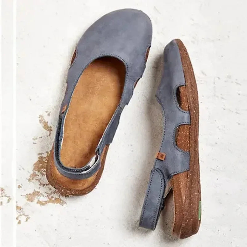 Geschlossene flache Damensandalen mit verstellbarem Knöchelriemen