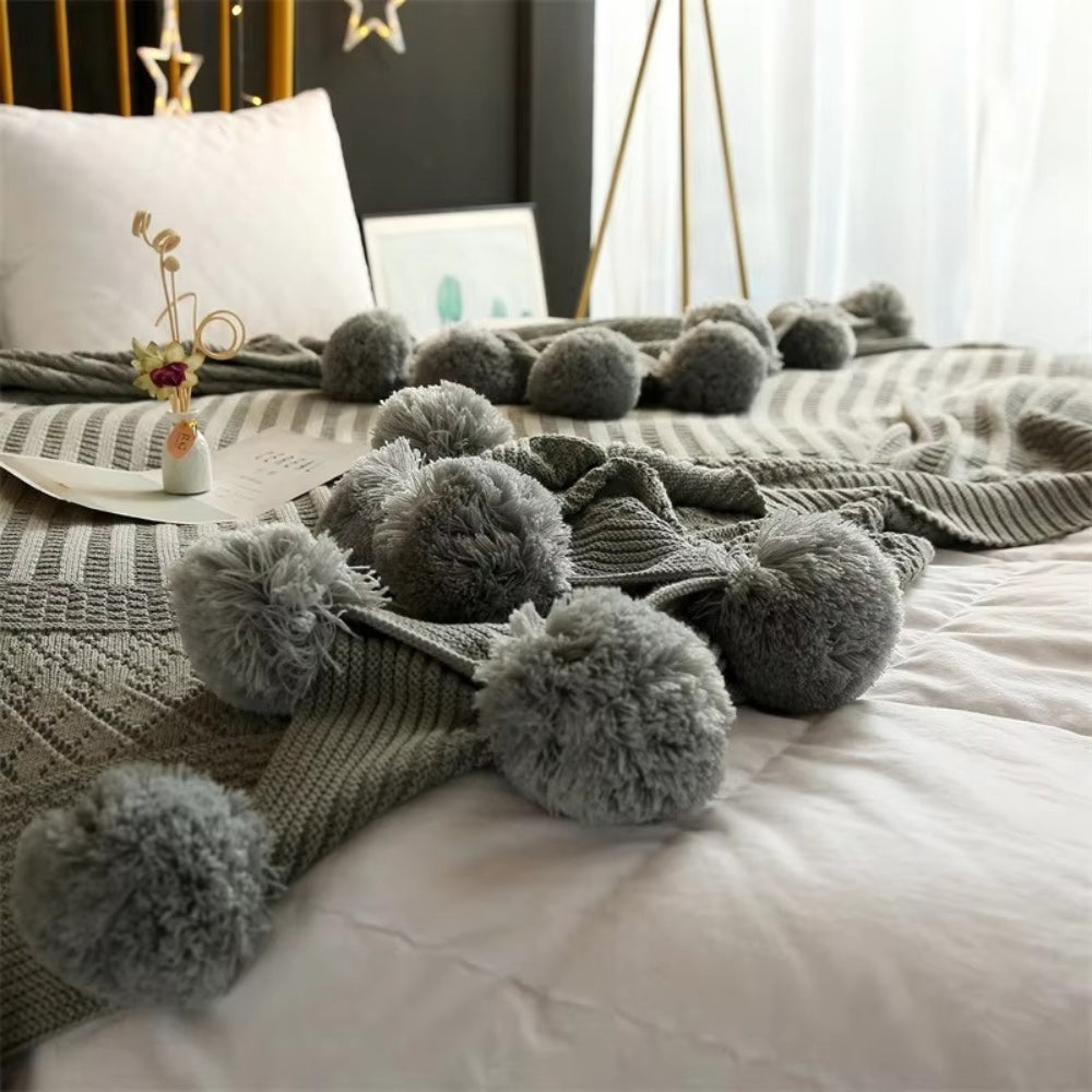 Weiche flauschige Decke mit Pompons