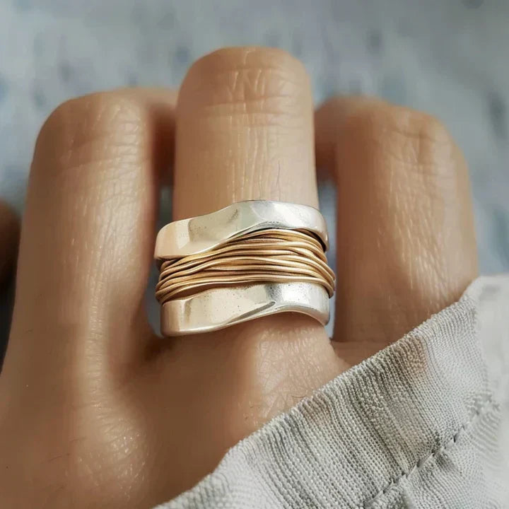 Ring aus 925er Sterling Silber mit Goldverzierung im gedrehten Design