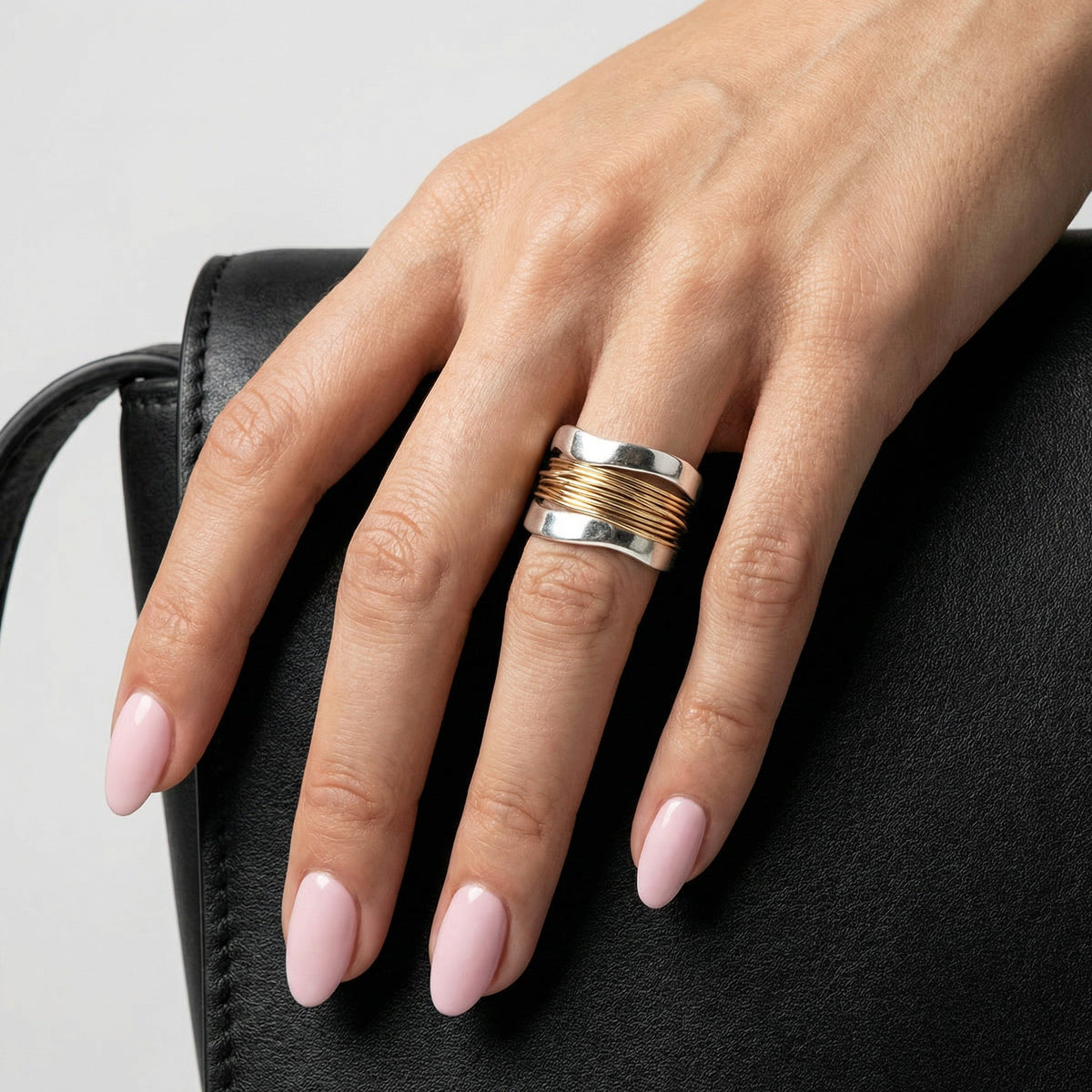 Ring aus 925er Sterling Silber mit Goldverzierung im gedrehten Design