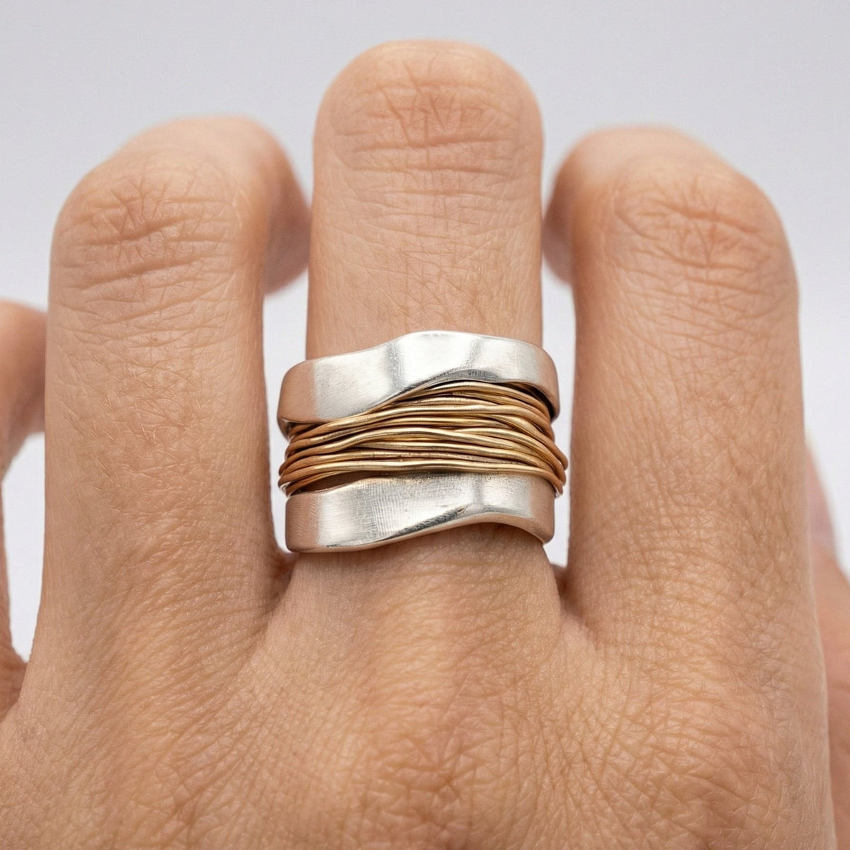 Ring aus 925er Sterling Silber mit Goldverzierung im gedrehten Design