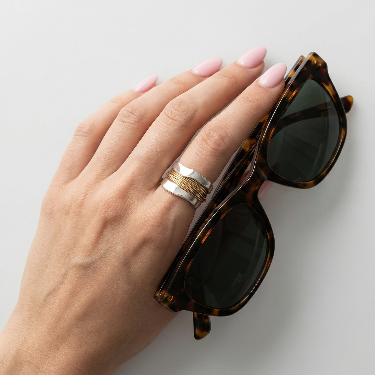 Ring aus 925er Sterling Silber mit Goldverzierung im gedrehten Design