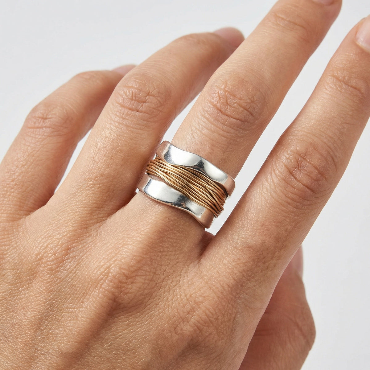 Ring aus 925er Sterling Silber mit Goldverzierung im gedrehten Design