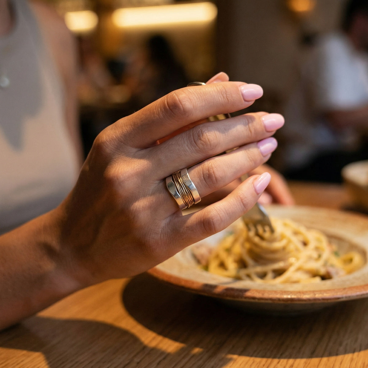 Ring aus 925er Sterling Silber mit Goldverzierung im gedrehten Design