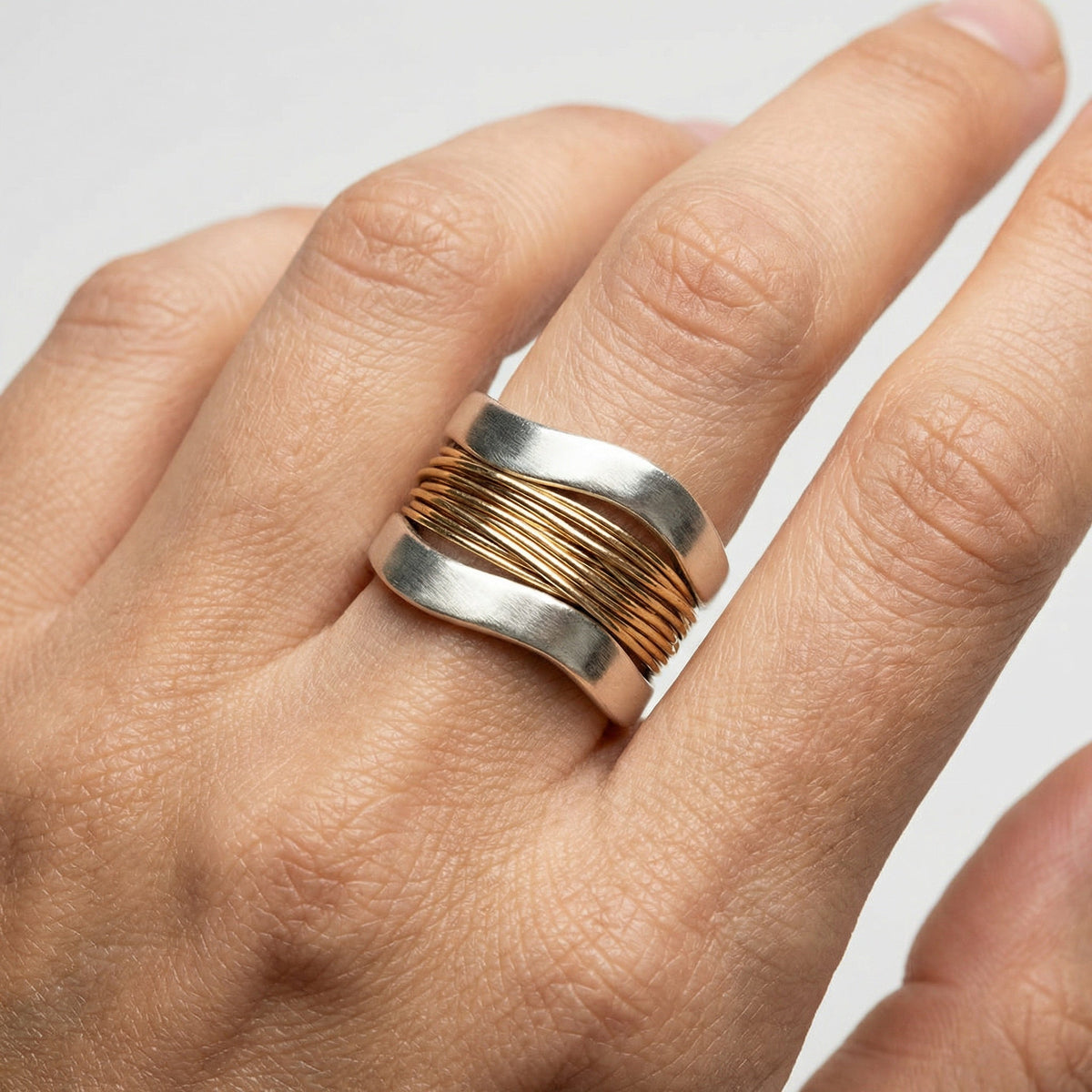 Ring aus 925er Sterling Silber mit Goldverzierung im gedrehten Design