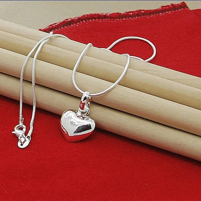 Massive 925er Silber Halskette mit kleinem Herzanhänger und Schlangenkette für Damen – modischer Charm Schmuck für Hochzeiten