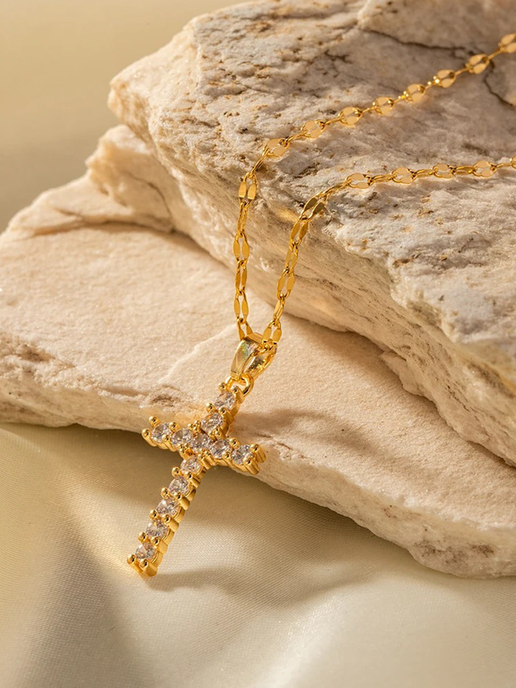 Goldene Halskette mit Kreuzanhänger und funkelnden Zirkonia-Steinen