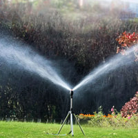Automatischer rotierender Gartenregner mit Teleskopstativ