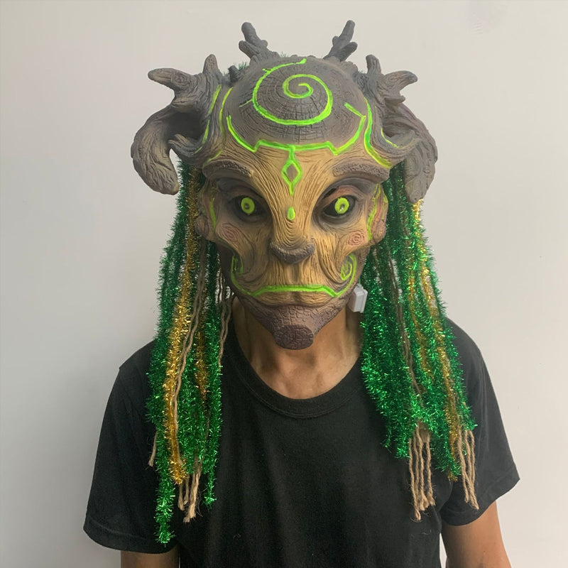 Waldgeist Halloween-Maske mit leuchtend grünen Augen