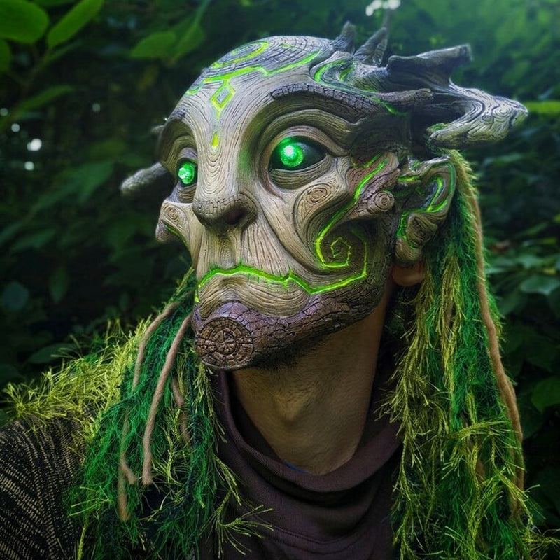 Waldgeist Halloween-Maske mit leuchtend grünen Augen