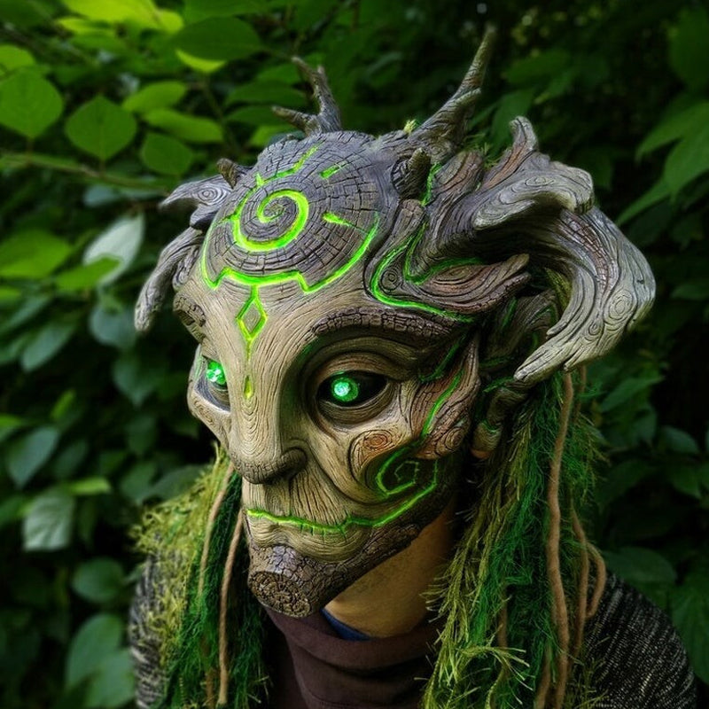 Waldgeist Halloween-Maske mit leuchtend grünen Augen