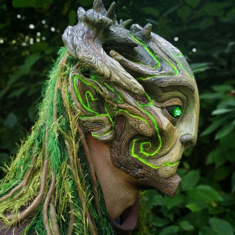 Waldgeist Halloween-Maske mit leuchtend grünen Augen