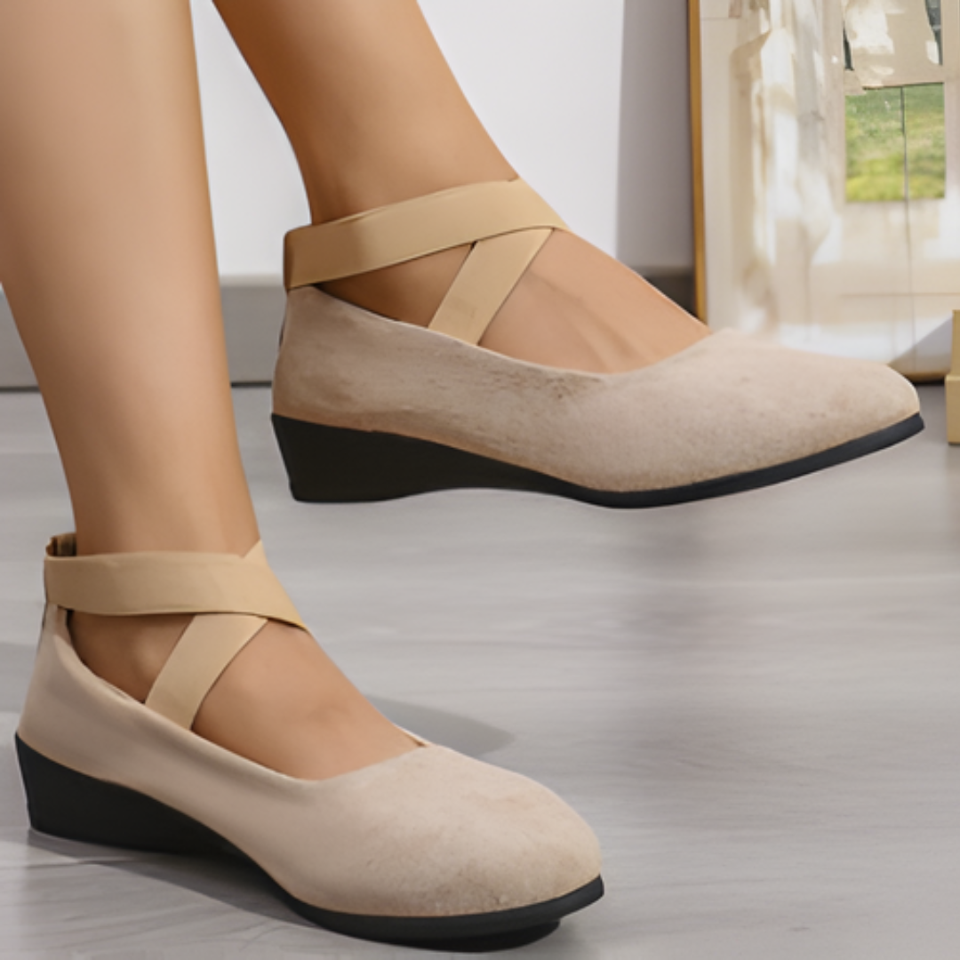 Ballerinas: Geschlossene Damen-Ballerinas mit gekreuzten Riemchen und niedrigem Absatz