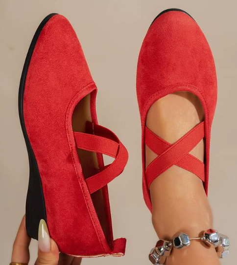 Ballerinas: Geschlossene Damen-Ballerinas mit gekreuzten Riemchen und niedrigem Absatz