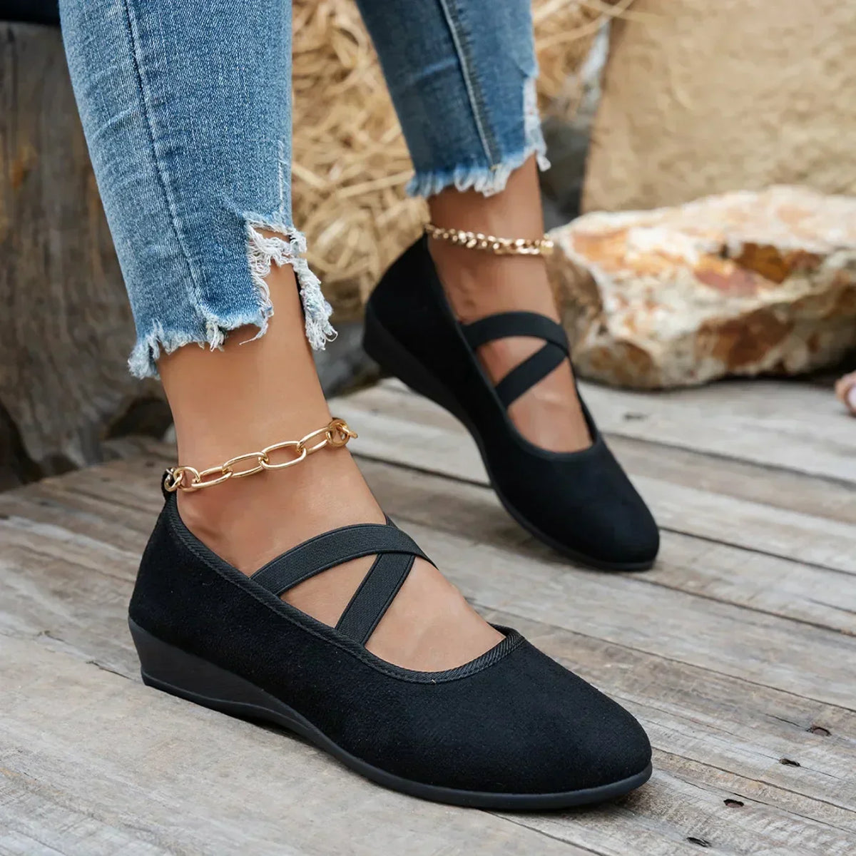 Ballerinas: Geschlossene Damen-Ballerinas mit gekreuzten Riemchen und niedrigem Absatz