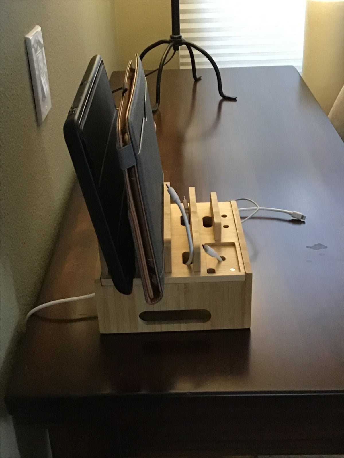 Bambus-Ladestation | 5-Port-USB und Organizer | Für Smartphone, Tablet und Smartwatch | Mit Kabelset