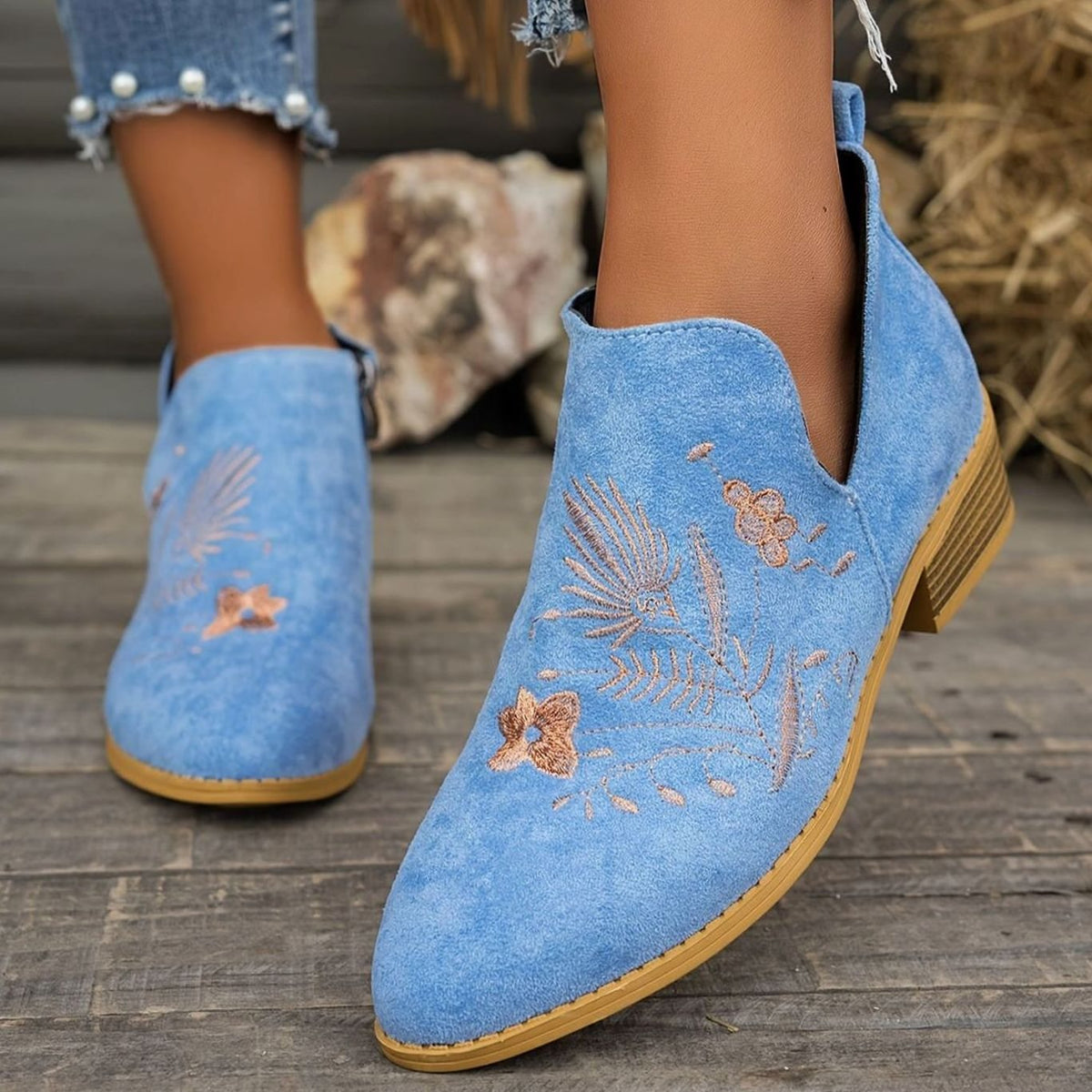 Bestickte Damen-Stiefeletten mit spitzer Zehenpartie und niedrigem Absatz