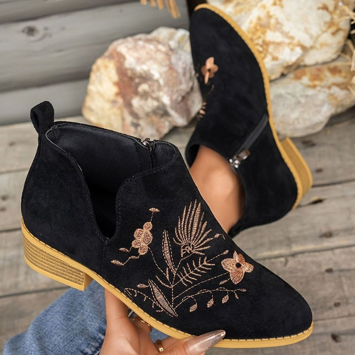 Bestickte Damen-Stiefeletten mit spitzer Zehenpartie und niedrigem Absatz