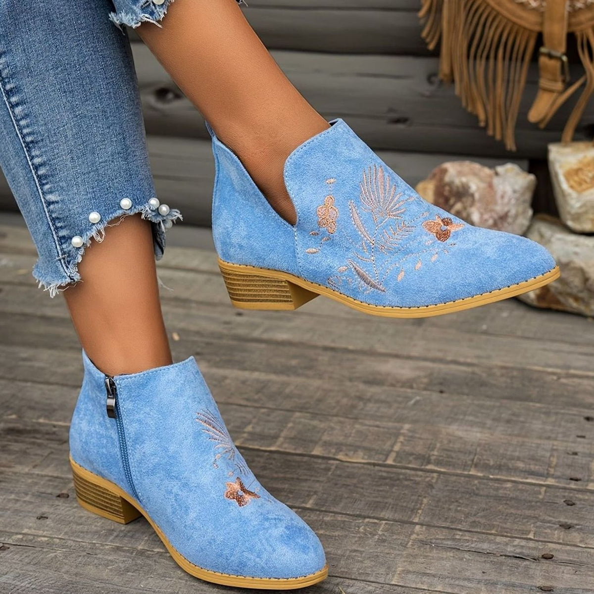 Bestickte Damen-Stiefeletten mit spitzer Zehenpartie und niedrigem Absatz