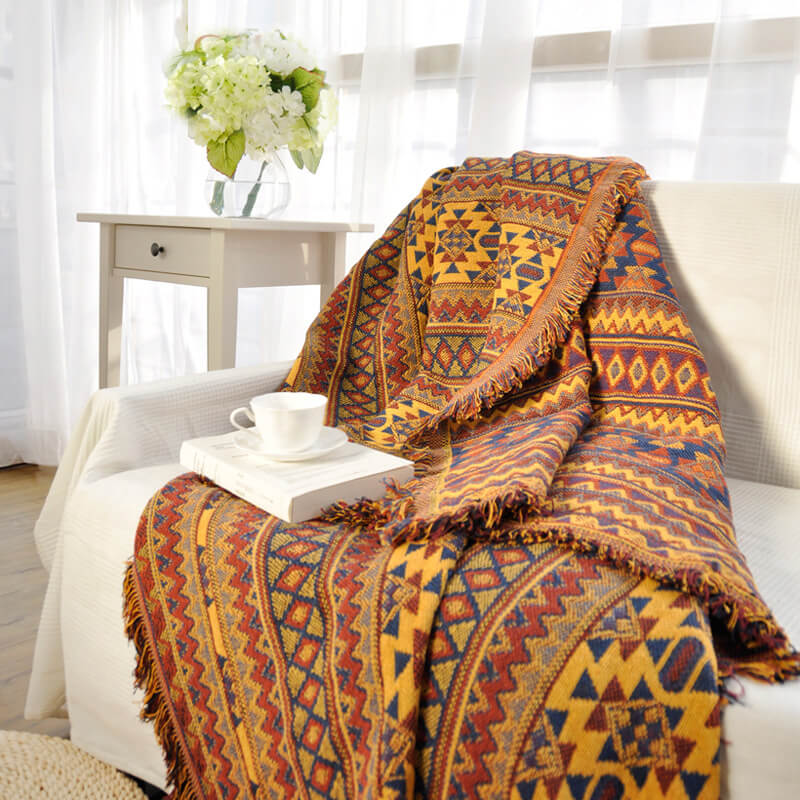 Gestrickte Boho-Sofadecke mit Fransen