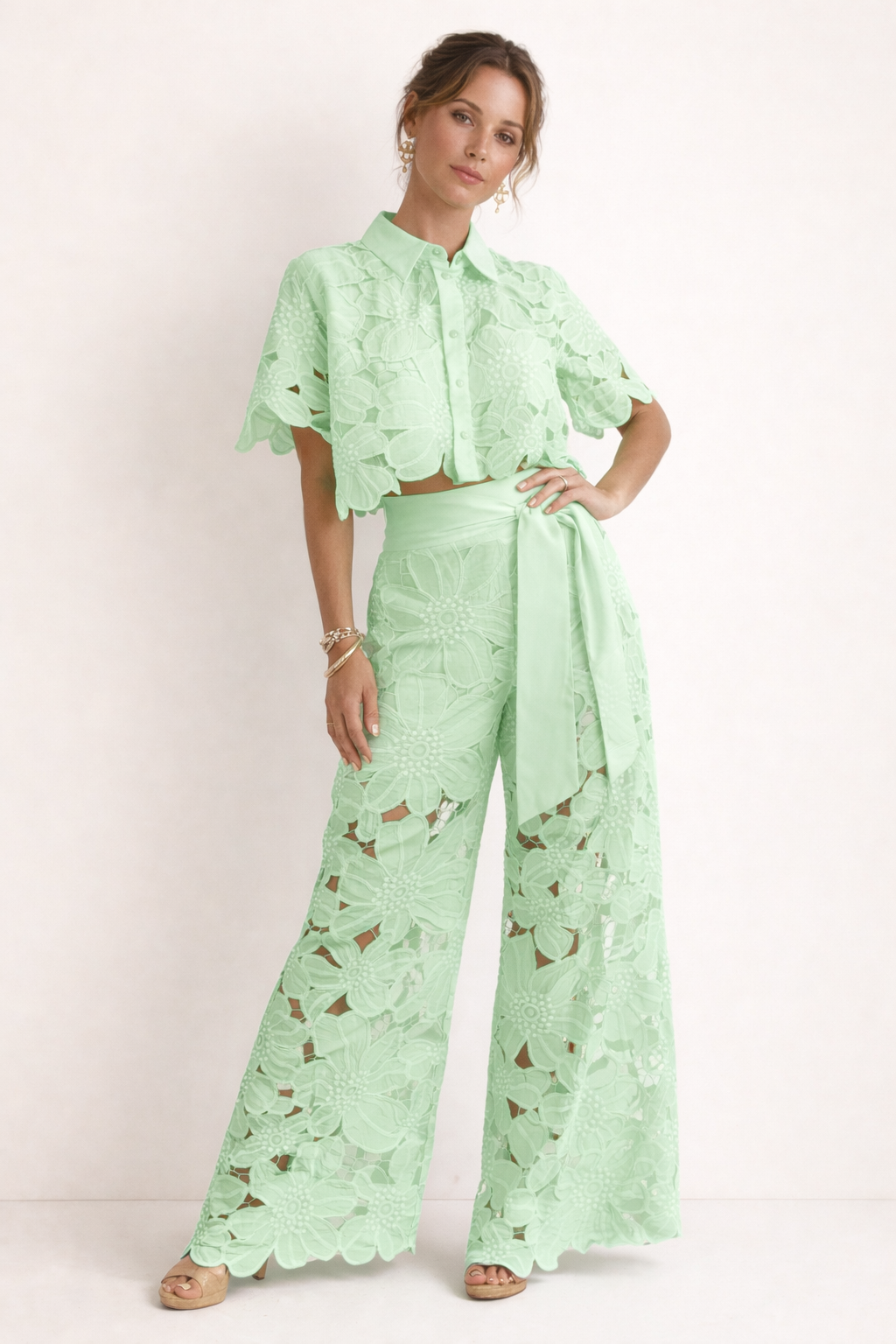 Damen-Sommerset aus Bluse und Hose mit weitem Bein mit elegantem Muster