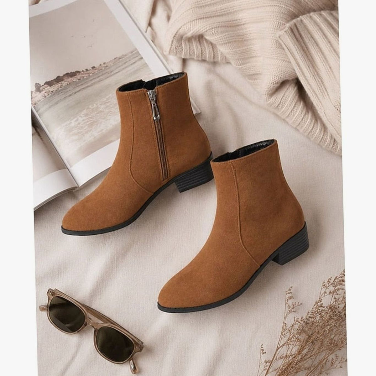 Damen-Stiefeletten aus Veloursleder mit Blockabsatz und seitlichem Reissverschluss