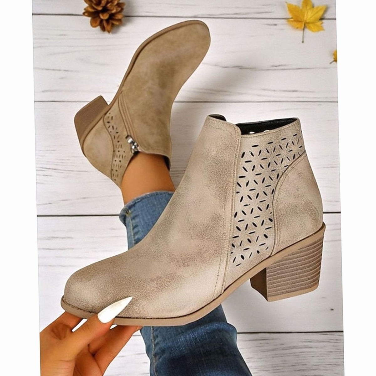 Damen-Stiefeletten mit Cut-outs und niedrigem Blockabsatz