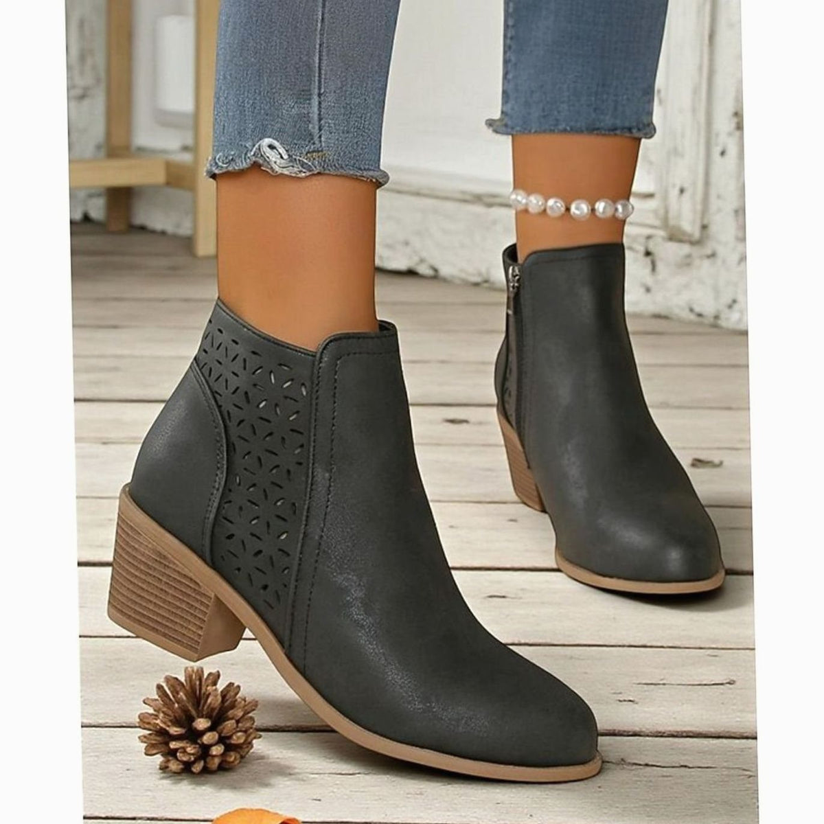 Damen-Stiefeletten mit Cut-outs und niedrigem Blockabsatz