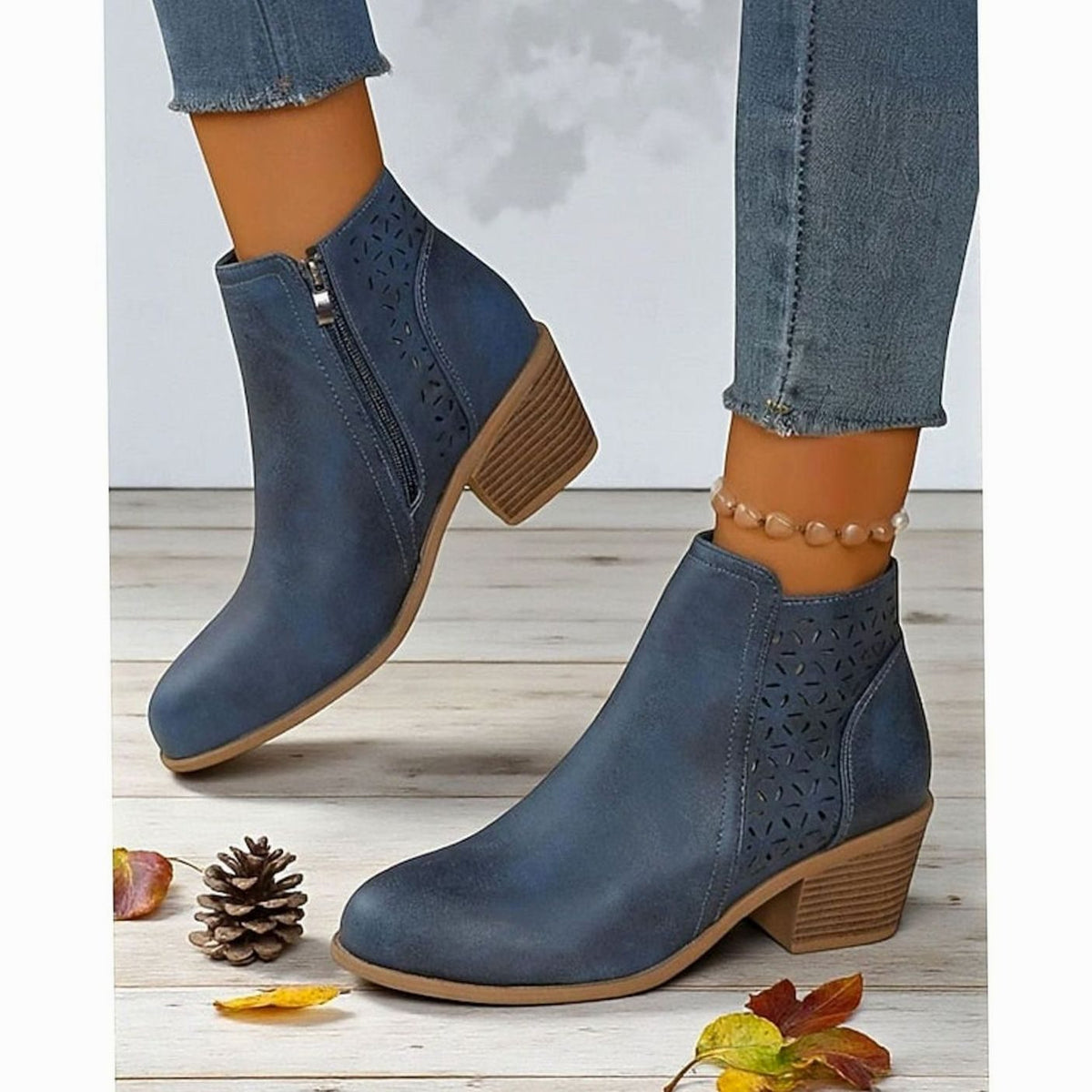 Damen-Stiefeletten mit Cut-outs und niedrigem Blockabsatz