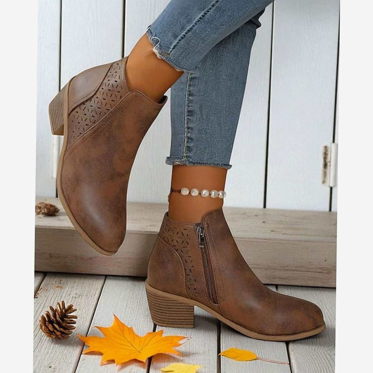Damen-Stiefeletten mit Cut-outs und niedrigem Blockabsatz