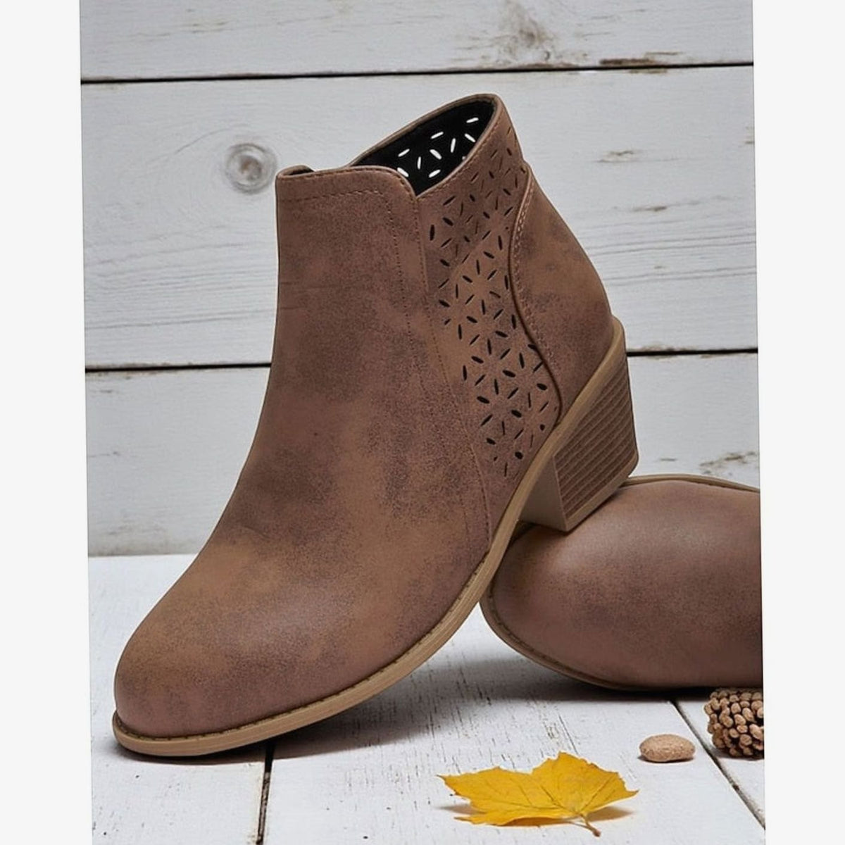 Damen-Stiefeletten mit Cut-outs und niedrigem Blockabsatz