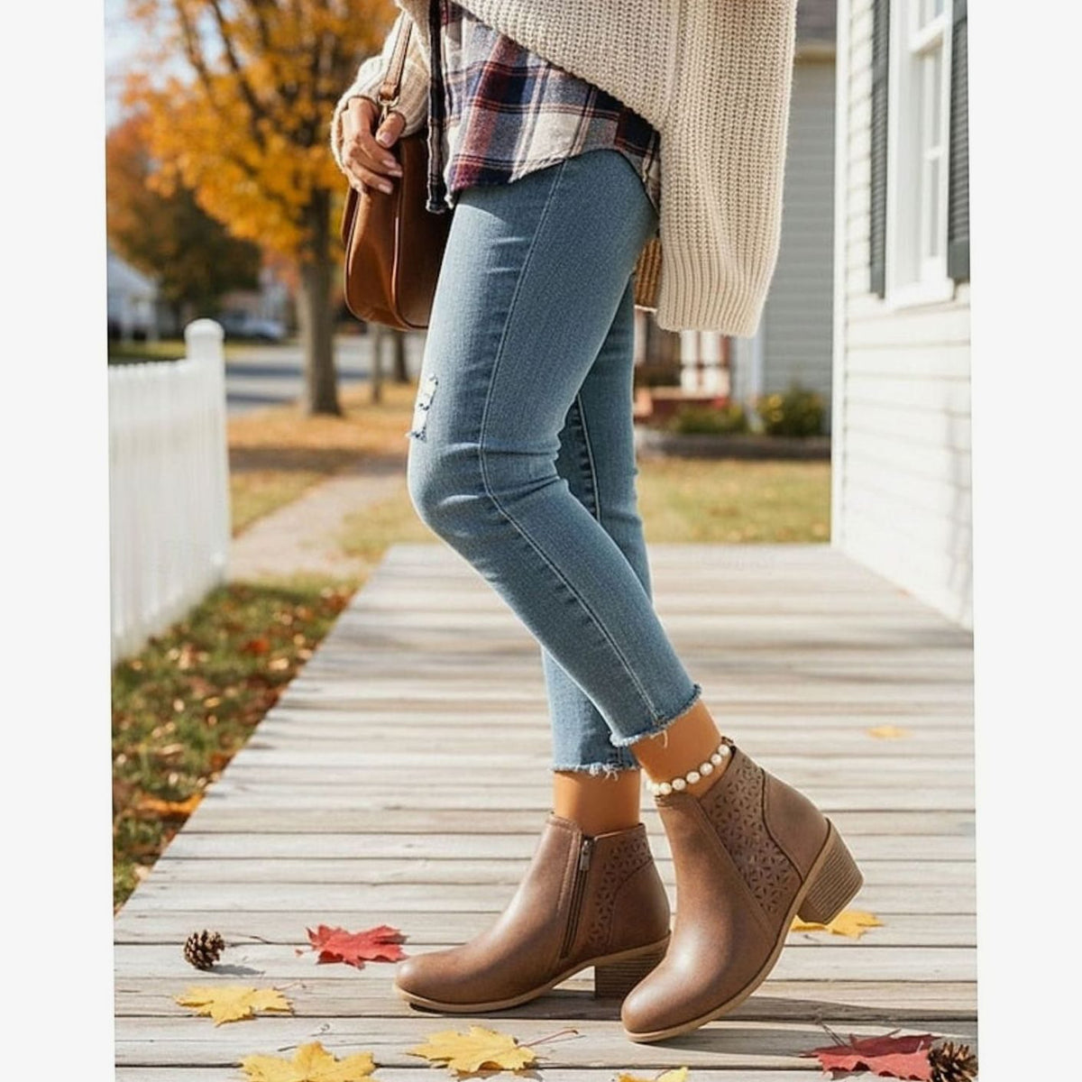 Damen-Stiefeletten mit Cut-outs und niedrigem Blockabsatz