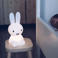 Dekorativer Hasenfigur mit ikonischem Design