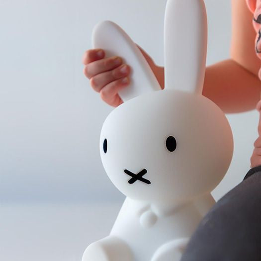 Dekorativer Hasenfigur mit ikonischem Design
