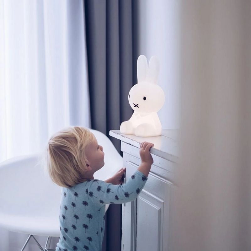 Dekorativer Hasenfigur mit ikonischem Design
