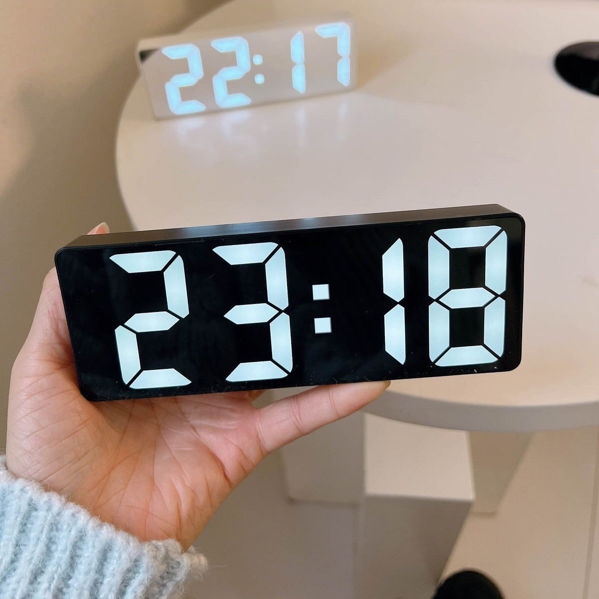 Digitaler LED-Wecker mit Temperaturanzeige und einstellbarer Helligkeit