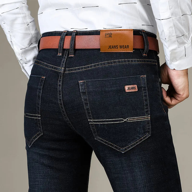 Gerade geschnittene, lockere elastische Jeans