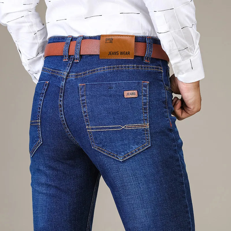 Gerade geschnittene, lockere elastische Jeans