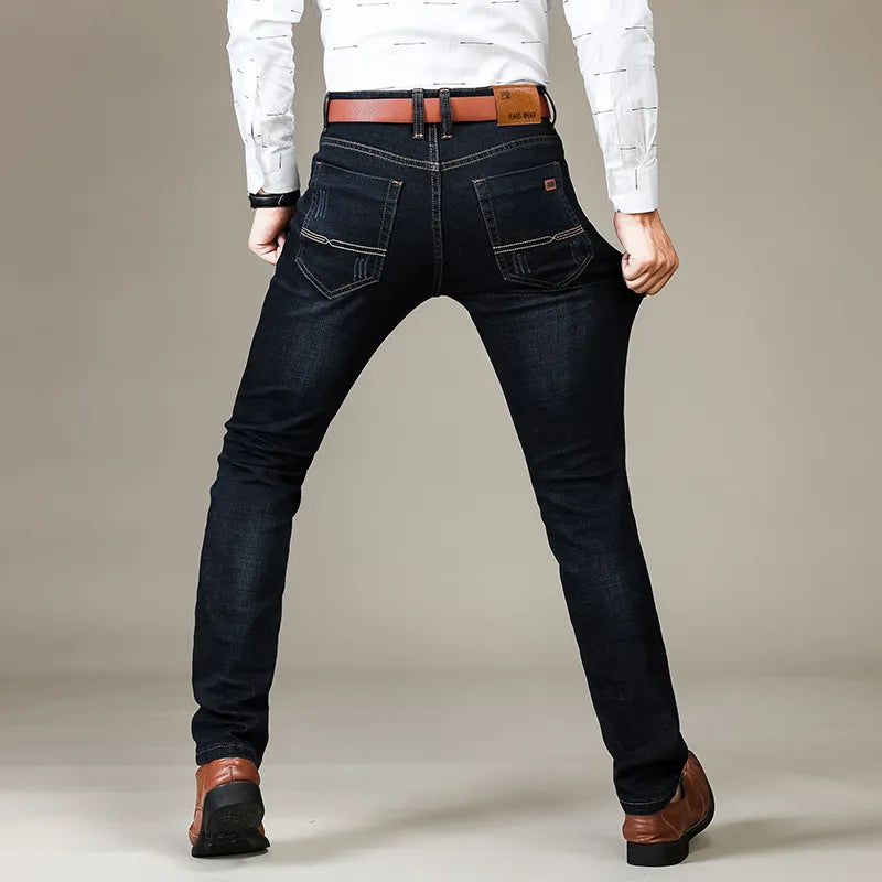 Gerade geschnittene, lockere elastische Jeans